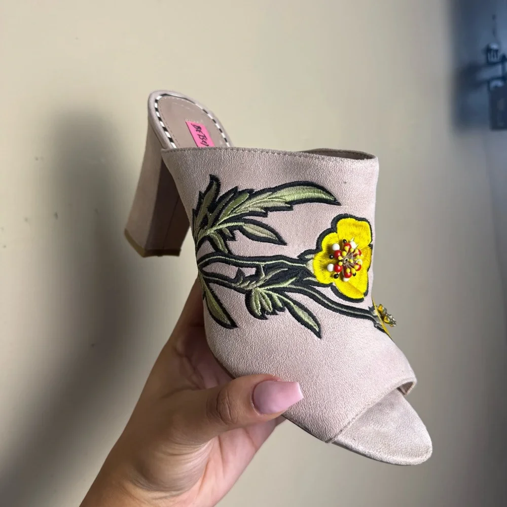 Betsey Johnson Yellow Floral Embroidered Mules Size 9ā - Picture 14 of 15